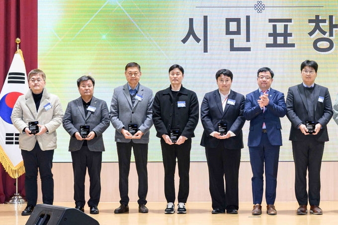 지난 4일 김현수 수원시 제1부시장(오른쪽 2번째)과 성실납세자 인증패를 받은 법인 관계자들이 함께하고 있다. (사진=수원시 제공)