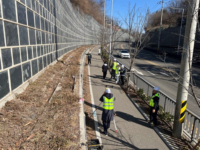시흥시는 해빙기를 맞아 옹벽 등 지반 약화가 우려되는 취약 시설에 대해 3월 한 달간 집중점검을 추진한다. (사진=시흥시 제공)