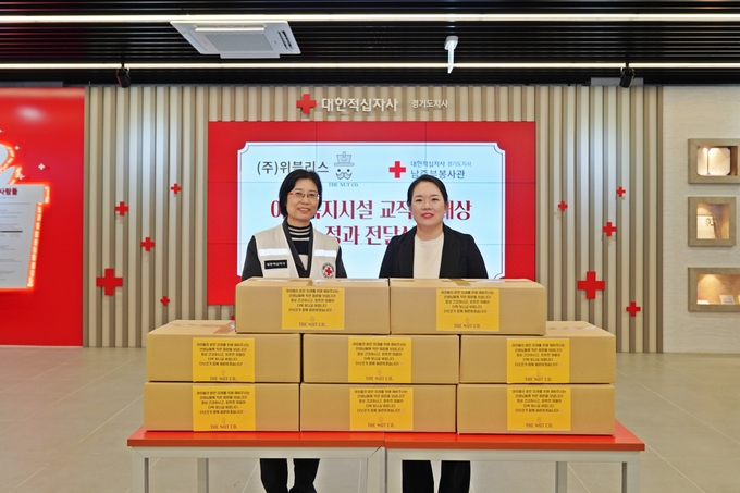 5일 전달식 후 김옥현 대한적십자사 경기도지사 남중부봉사관장(왼쪽부터)과 박효은 위블리스(주) 대표가 함께하고 있다. (사진=대한적십자사 경기도지사 제공)