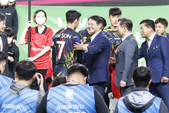 오는 20일 북중미 월드컵 아시아지역 3차 예선전 대한민국과 오만의 경기가 고양종합운동장에서 열릴 게획인 가운데 지난 2022년 9월 23일 하나은행 초청 축구 국가대표팀 평가전(대한민국 vs. 코스타리카)에 앞서 이동환 고양시장이 손흥민 선수와 인사를 나누고 있다. (사진=고양시 제공)