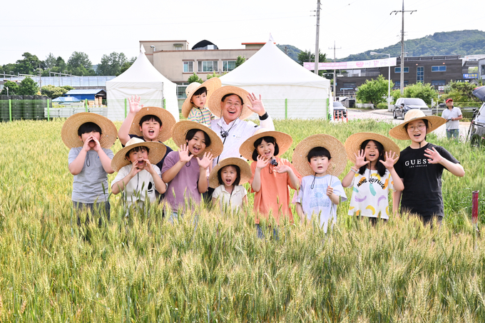 전진선 양평군수가 저탄소 농업 벼재배 프로그램 시범사업 현장에서 기념촬영을 하고 있다. (사진=양평군 제공)