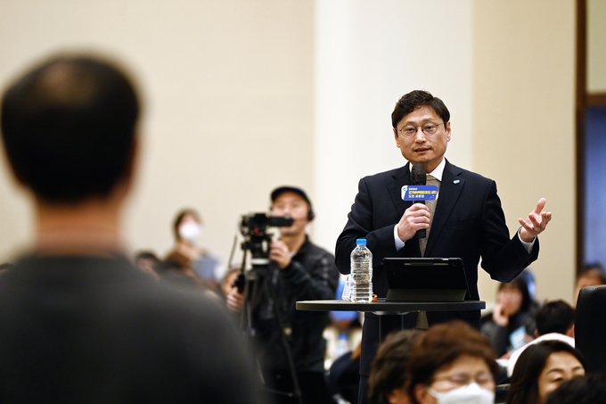 오후석 경기도 행정2부지사가 지난 4일 의정부 아일랜드캐슬에서 열린 ‘경기북부특별자치도 설치 도민 공론장’에서 도민 질문에 답하고 있다. (사진=경기도 제공)