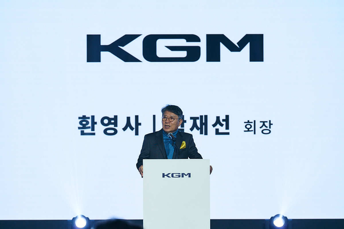 KGM 무쏘 EV 신차발표회에서 곽재선 회장이 인사말을 하고 있다. (KGM 제공)