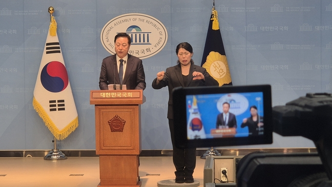 김두관 전 국회의원이 5일 서울 여의도 국회 소통관에서 기자회견을 열고 발언하고 있다. (사진=김한별 기자) 