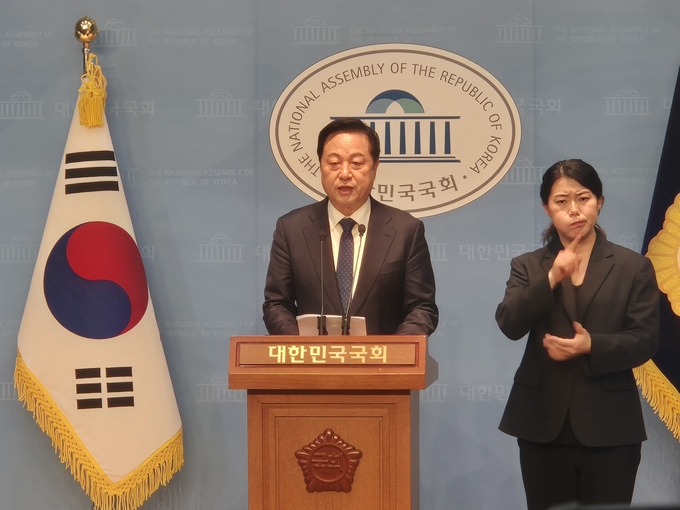 김두관 전 국회의원이 5일 국회 소통관에서 기자회견을 열고 발언하고 있다. (사진=김한별 기자) 