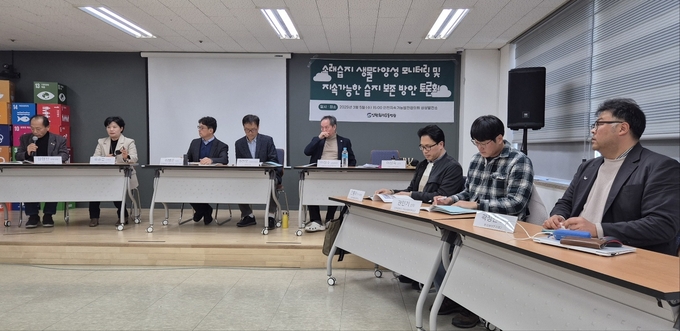 5일 ‘소래습지 생물다양성 모니터링 및 지속가능한 습지보전 방안 토론회’에서 심형진 인천환경운동연합 공동대표가 발언하고 있다. ( 사진 = 유지인 기자 )