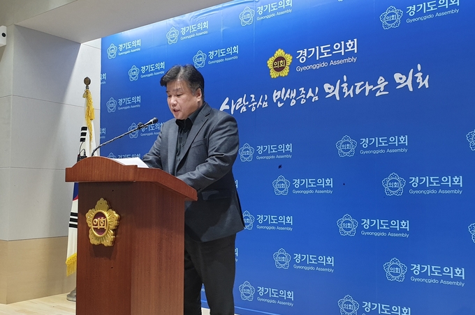 양우식(국힘·비례) 경기도의회 운영위원장이 지난 4일 경기도의회 브리핑룸에서 열린 기자회견에서 자신의 논란에 대한 입장을 밝히고 있다. (사진=나규항 기자)
