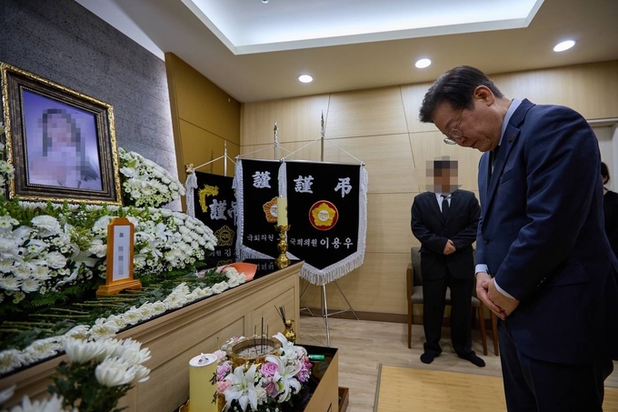 이재명 더불어민주당 대표가 5일 밤 인천시 서구 가톨릭관동대학교 국제성모병원 장례식장에 마련된 A(12) 양의 빈소를 찾아 조문하고 있다. (사진=더불어민주당 제공)