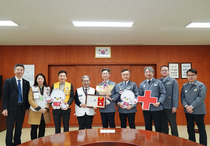 지난 5일 명예대장 수여 후 대한적십자사 경기도지사와 삼영전자공업(주) 관계자들이 기념촬영을 하고 있다. (사진=대한적십자사 경기도지사 제공)