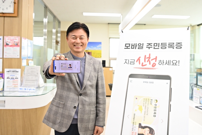 주민등록증을 발급 받은 조용익 시장. (사진=부천시 제공)