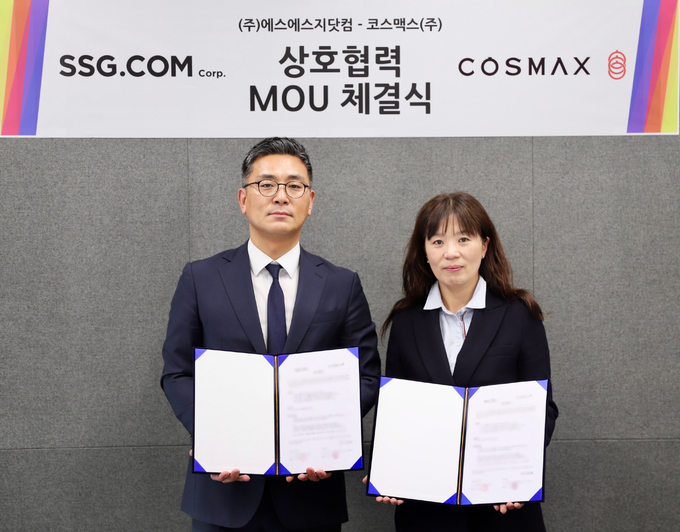 김일선 SSG닷컴 패션뷰티담당(사진 오른쪽)과 최재우 코스맥스 마케팅부문장이 업무협약 체결 후 기념사진을 촬영하고 있다.(사진=SSG닷컴 제공)
