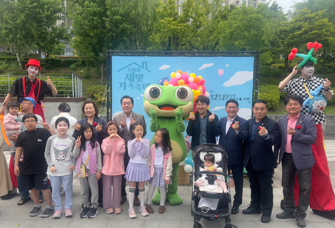 지난해 광교호수공원에서 개최된 '수원시 새빛 가족축제'에 참석한 이재준 수원시장이 시민들과 함께 하고 있다. (사진=장진 기자)