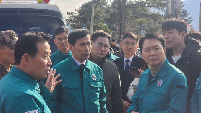 김선호 국방부 장관 직무대행과 성일종 국회 국방위원회 위원장, 백영현 포천시장 등이 6일 포탄 오발 사고가 발생한 포천시 이동면을 찾아 군 관계자로부터 사고 관련 브리핑을 받고 있다. (사진=박진석 기자) 
