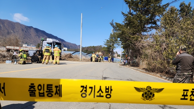 6일 포천시 이동면 노곡2리에 군용 폭탄이 떨어져 사고 수습이 진행 중인 모습. (사진=박진석 기자)