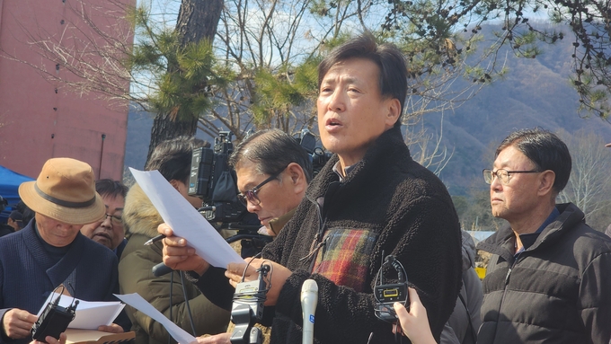  6일 포천시사격장등군관련시설범시민대책위원회가 포천시 이동면 노곡2리 앞에서 기자회견을 연 모습. (사진=박진석 기자)