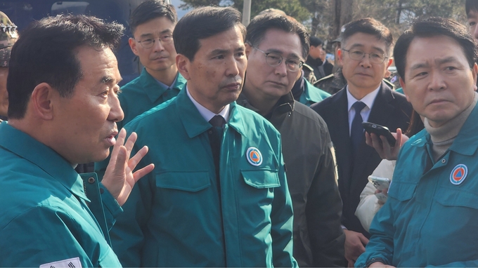  6일 김선호 국방부 장관 직무대행(중간)과 성일종 국회 국방위원장(오른쪽), 백영현 포천시장이 군용 폭탄이 떨어진 포천시 이동면 노곡2리 사건 현장을 둘러보는 모습. (사진=박진석 기자)