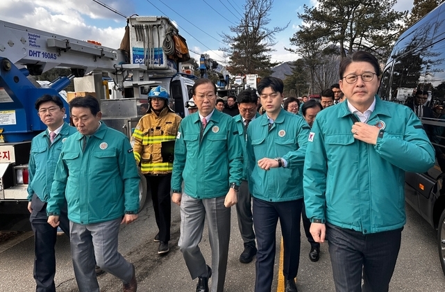 권영세 국민의힘 비상대책위원장과 김용태(포천·가평) 국회의원, 신동욱 수석대변인 등이 6일 포탄 오발 사고가 발생한 포천시 이동면 현장을 점검하고 있다. (사진=박희상 수습기자)