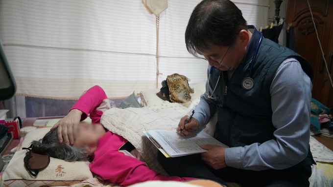 부천시민의원과 연계한 재택의료센터 의료진이 부천시 한 어르신을 찾아 건강 모니터링을 하고 있다. (사진=부천시 제공)