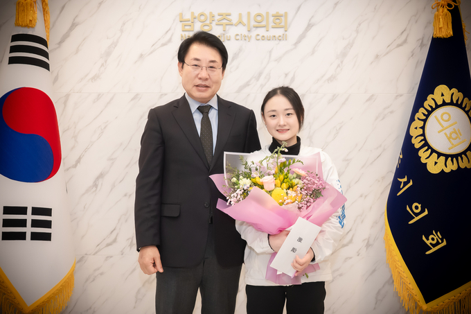 조성대 남양주시의회 의장이 6일 의장실에서 2025년 하얼빈 동계 아시안게임 금메달리스트 김채연 선수를 초청해 메달 획득을 축하하고 격려했다. (사진=남양주시의회 제공)