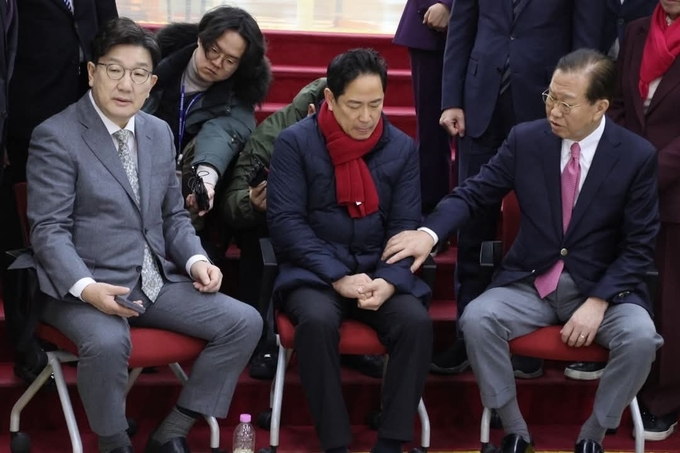 권영세 국민의힘 비상대책위원장과 권성동 원내대표가 6일 국회 로텐더홀에서 마은혁 헌법재판관 후보자 임명을 반대하며 단식농성을 하고 있는 박수영 의원을 만나 단식 중단을 권고하고 있다. (사진=박수영 의원실 제공)