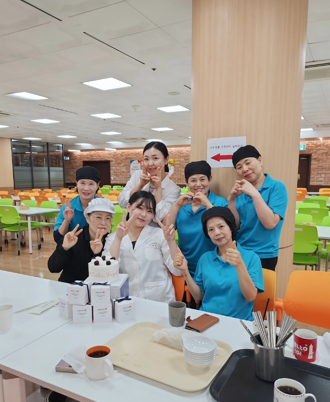 부천시청 구내식당 현장실습을 마치고 직원들로부터 축하를 받고 있는 박예원 씨(첫 째줄 두 번째). (사진=부천시 제공)