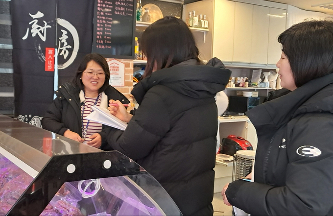 외국인 사업자에게 안내 중인 봉사자. (사진=부천시 제공)