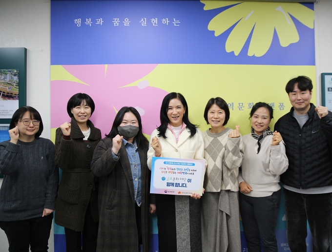 전형주 군포문화재단 대표이사(가운데)가 7일 ‘인구문제 인식개선’ 릴레이 캠페인에 동참한 뒤 직원들과 함께 기념촬영을 하고 있다.(사진=군포문화재단 제공)
