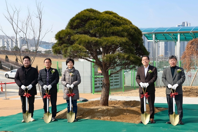 김정렬 부의장(오른쪽부터), 이재준 시장, 백혜련 의원 등이 기념 식수 후 기념촬영을 하고 있다. (사진=수원시 제공)