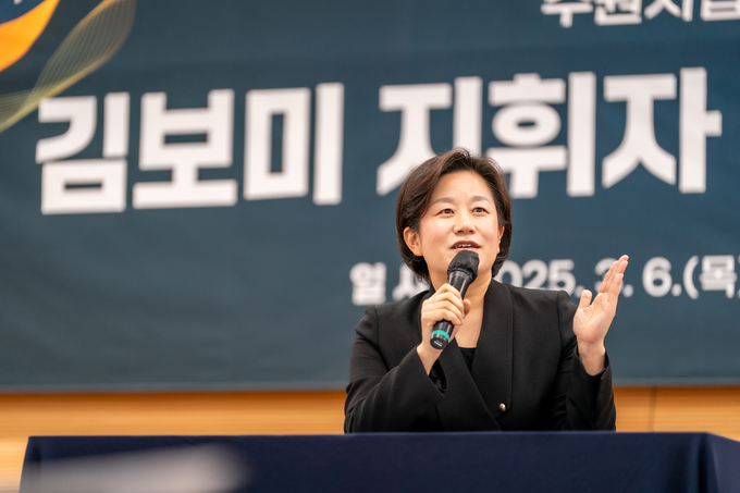 지난 6일 수원SK아트리움 대연습실에서 열린 김보미 예술감독 취임기념 기자간담회에서 김보미 신임 예술감독 겸 상임지휘자가 소감을 밝히고 있다. (사진=수원시립합창단 제공)
