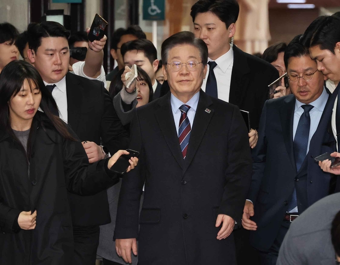 법원이 윤석열 대통령에 대해 구속취소를 결정한 7일 이재명 더불어민주당 대표가 국회 당 대표실로 향하고 있다. (사진=연합뉴스)