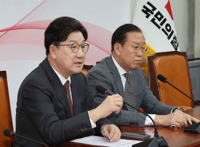 법원이 윤석열 대통령의 구속 취소를 결정한 7일 권영세 국민의힘 비상대책위원장(오른쪽)과 권성동 원내대표가 국회에서 긴급 기자회견을 하고 있다. (사진=연합뉴스)