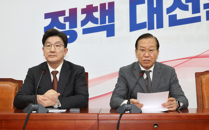 법원이 윤석열 대통령의 구속 취소를 결정한 7일 권영세 국민의힘 비상대책위원장(오른쪽)과 권성동 원내대표가 국회에서 긴급 기자회견을 하고 있다. (사진=연합뉴스)