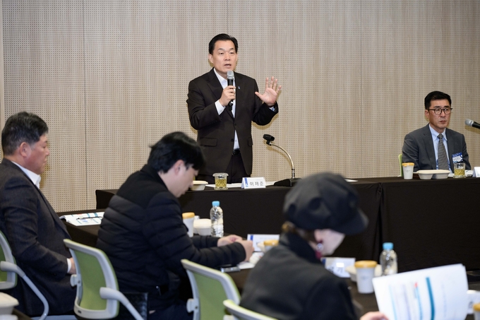 7일 '특례시 발전 수원시민 포럼' 연찬회에 참석한 이재준 수원시장이 발언하고 있다. (사진=수원시 제공)