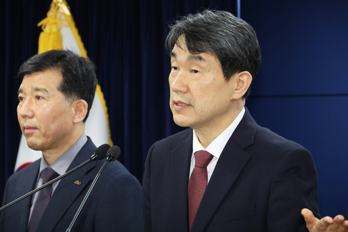 이주호 부총리 겸 교육부 장관이 의과대학 선진화를 위한 총장협의회 회장단 양오봉 전북대 총장, 이해우 동아대 총장, 한국의과대학의학전문대학원협회 이종태 이사장 등과 7일 서울 종로구 정부서울청사에서 학생 복귀 및 의대교육 정상화 브리핑을 하고 있다. (사진=연합뉴스)