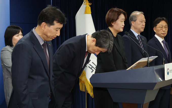 이주호 부총리 겸 교육부 장관이 의과대학 선진화를 위한 총장협의회 회장단 양오봉 전북대 총장, 이해우 동아대 총장, 한국의과대학의학전문대학원협회 이종태 이사장 등과 7일 서울 종로구 정부서울청사에서 학생 복귀 및 의대교육 정상화 브리핑을 마치고 인사하고 있다. (사진=연합뉴스)