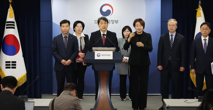 이주호 부총리 겸 교육부 장관이 의과대학 선진화를 위한 총장협의회 회장단 양오봉 전북대 총장, 이해우 동아대 총장, 한국의과대학의학전문대학원협회 이종태 이사장 등과 7일 서울 종로구 정부서울청사에서 학생 복귀 및 의대교육 정상화 브리핑을 하고 있다. (사진=연합뉴스)