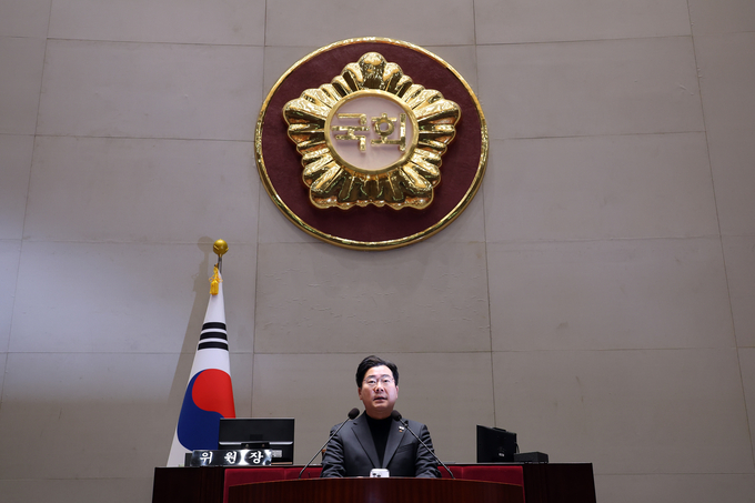 박찬대 더불어민주당 원내대표가 8일 오전 국회에서 열린 당 비상 의원총회에 참석해 모두발언을 하고 있다. (사진=연합뉴스)