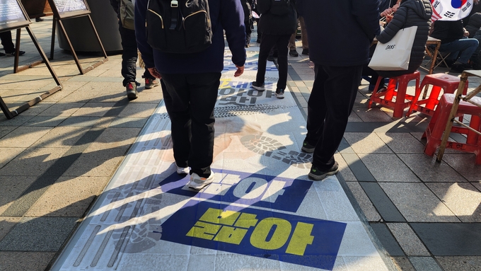  8일 대통령 탄핵 반대 집회가 진행 중인 서울 광화문 인근 도로에 깔린 '밟아밟아 배신자 ZONE'. (사진=박진석 기자)