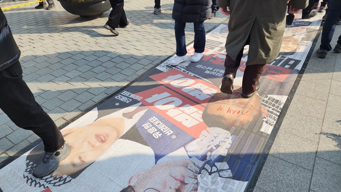  8일 대통령 탄핵 반대 집회기 진행 중인 서울 광화문 인근 도로에 깔린 '밟아밟아 배신자 ZONE'. (사진=박진석 기자)