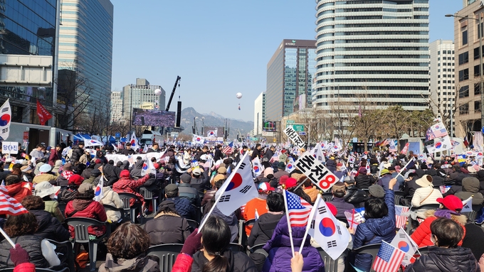  8일 서울 광화문 일대에서 탄핵 반대 집회가 진행 중인 모습. (사진=박진석 기자)