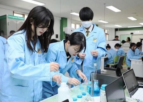 도내 한 학교에서 학생들이 과학실험을 진행하고 있다. (사진=경기도교육청 제공)