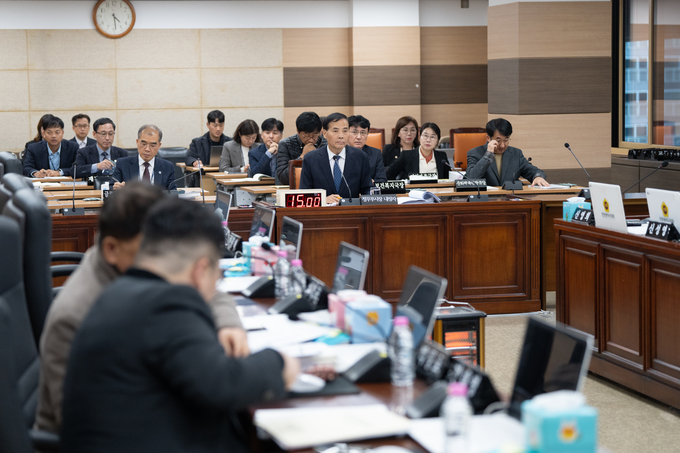 인천시의회가 지난 2023년 황효진 시 글로벌도시정무부시장과 인사간담회를 진행하고 있는 모습. ( 사진 = 인천시의회 제공 )