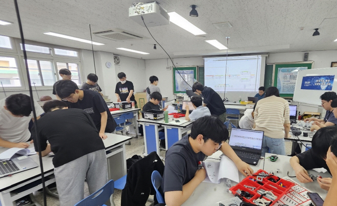 과학고로 전환되는 부천고등학교에서 과학중점학교 프로그램이 진행되고 있다. (사진=부천시 제공)