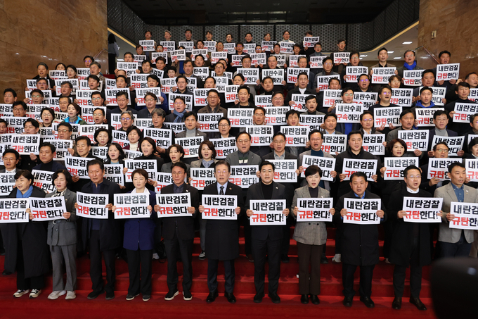 더불어민주당 이재명 대표와 박찬대 원내대표를 비롯한 의원들이 9일 서울 여의도 국회에서 비상 의원총회를 마치고 본청 계단에서 윤석열 대통령을 석방한 검찰을 규탄하는 구호를 외치고 있다. (사진=연합뉴스)