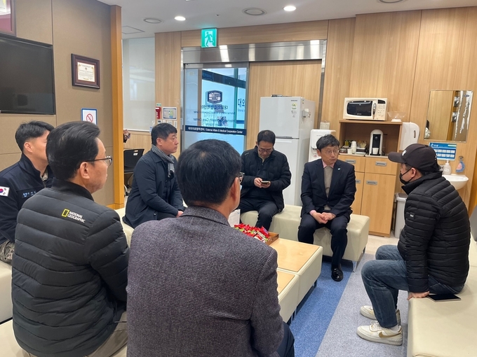 오후석 경기도 행정2부지사가 9일 포천 오발 사고 피해자들을 만나 위로를 전하고 있다. (사진=경기도 제공)