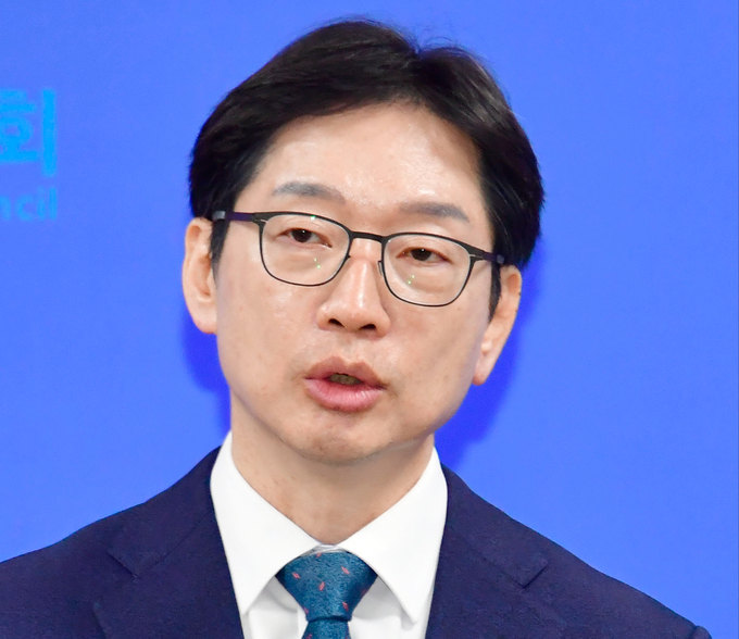 김경수 전 경남지사가 지난달 24일 오전 광주시의회에서 국립 5·18 민주묘지 참배와 강기정 광주시장 면담 내용에 대해 발언하고 있다. (사진=연합뉴스)