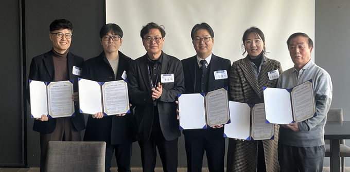 신규 가족기업 협약식 후 관계자들이 기념 사진을 찍고 있다. (사진=한신대 제공)