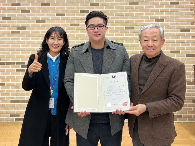 매홀중학교 학교폭력담당 정혁준 교사가 건강한 학교 문화 조성 큰 기여로 교육부장관 표창 수상했다. (사진=매홀중학교 제공)
