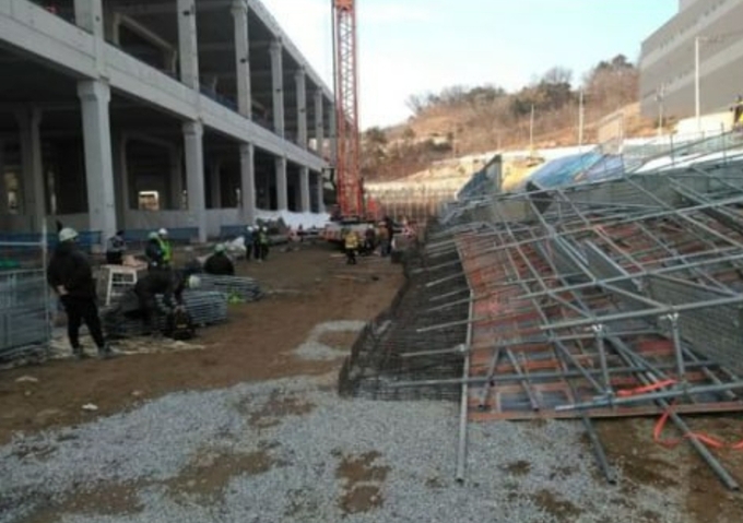  지난 9일 안성시 일죽면의 한 물류센터 신축 공사장에서 비계가 넘어지는 사고가 났다. (사진=경기도소방재난본부 제공)