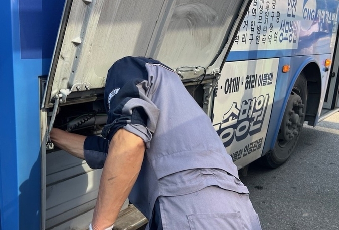 인천시 관계자가 시내버스 안전관리 점검을 진행하고 있다. ( 사진 = 인천시 제공 ) 